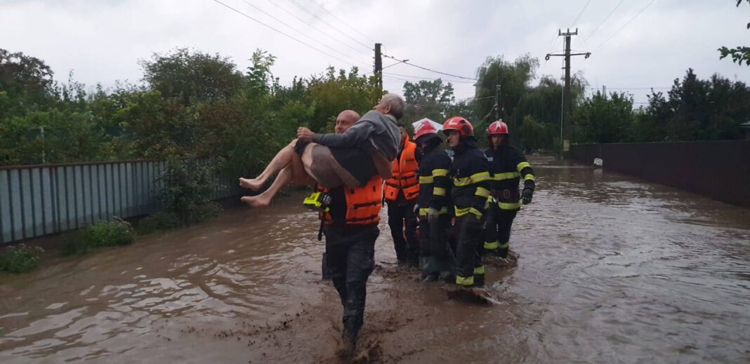 Doi morți, case inundate și drumuri închise din cauza ploilor, în județul Galați