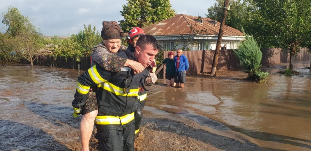 Numărul victimelor inundațiilor din Galați a ajuns la 4. Două baraje piscicole au cedat, afectând terenurile agricole