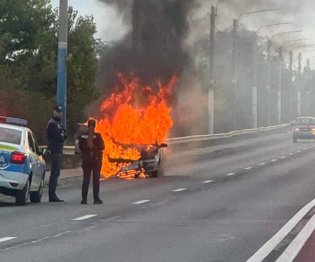 O maşină a luat foc în trafic, pe un bulevard din Craiova