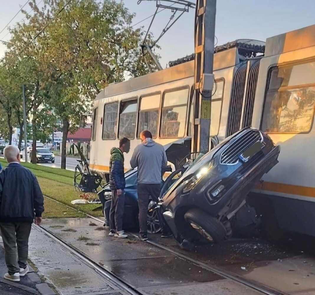 Un șofer a murit după ce a virat la stânga prin fața tramvaiului, în București. Vatmanul ar fi consumat substanțe psihoactive