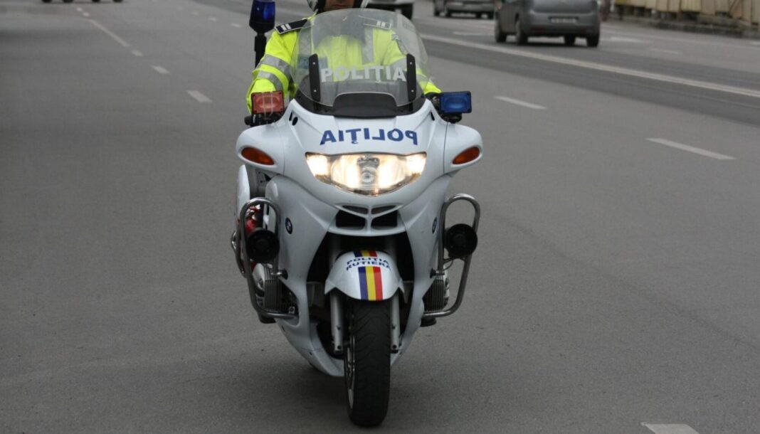 Femeie accidentată pe trecere de pietoni de un polițist pe motocicletă care se deplasa la o intervenție