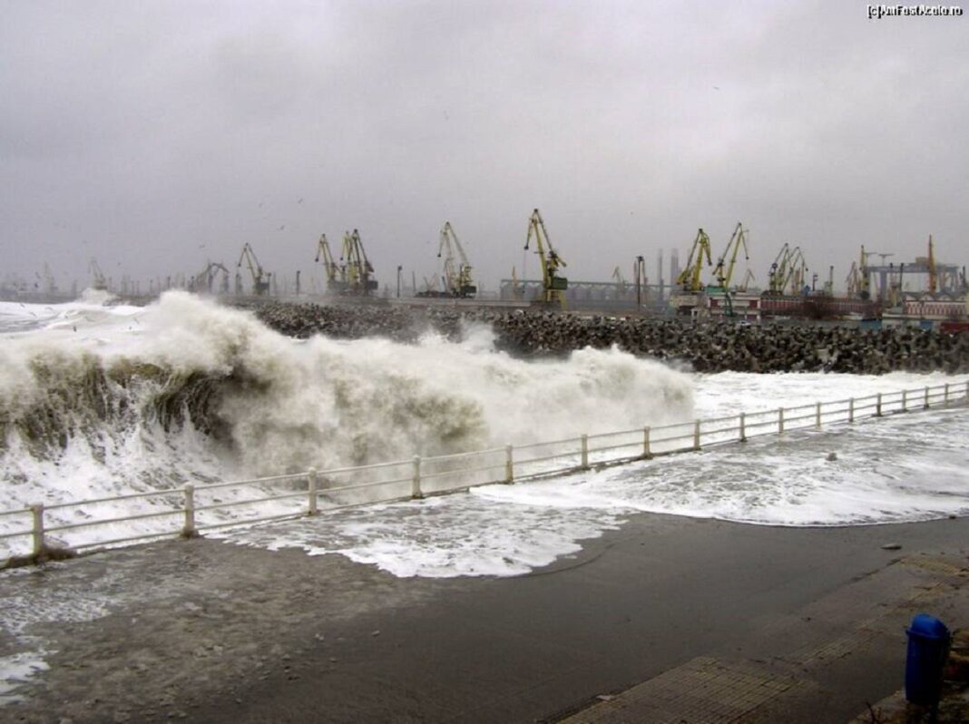 Au fost închise Porturile din Constanța și Mangalia din cauza vântului