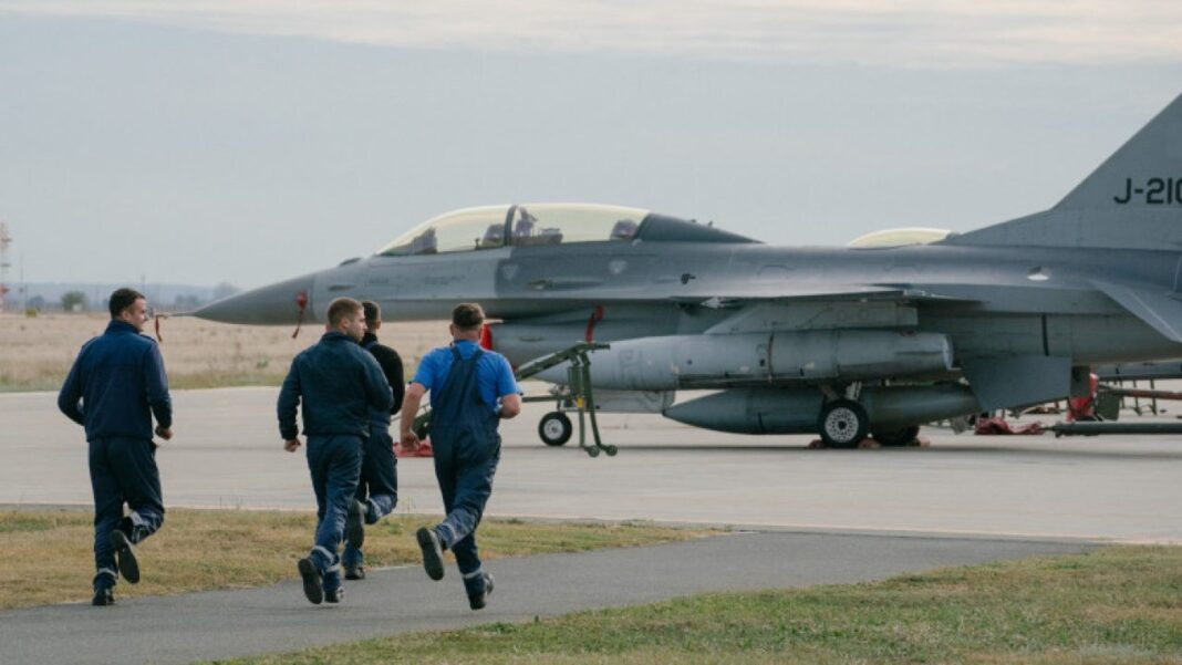 Un prim lot de piloți ucraineni a început antrenamentele în România pe avioane F-16