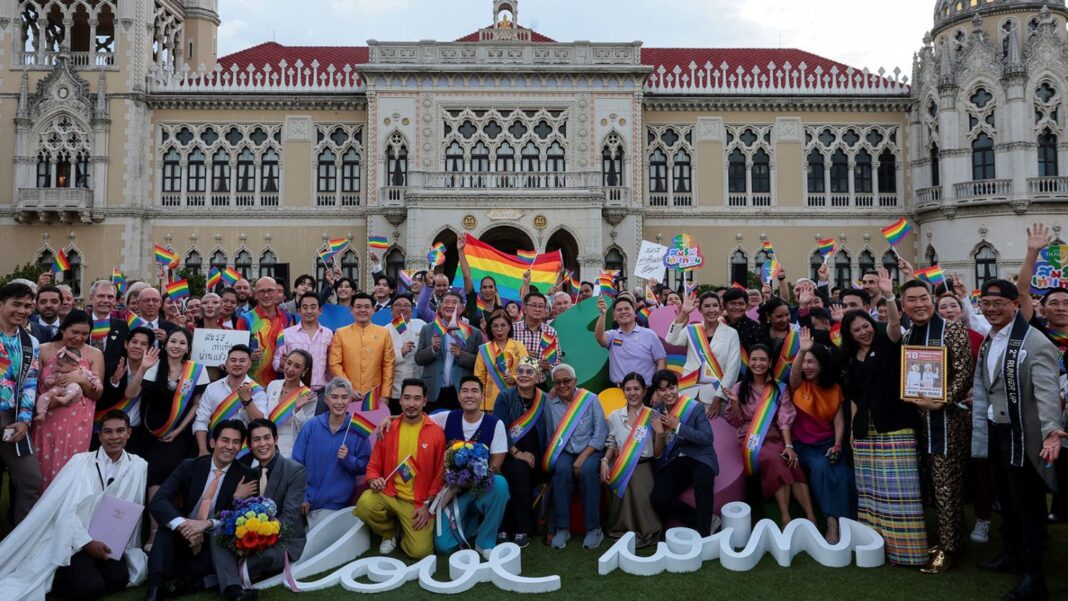 Membrii comunității LGBTQ+ sărbătoresc după adoptarea legii de egalitate în căsătorie pentru legalizarea uniunilor între persoane de același sex în Bangkok, Thailanda