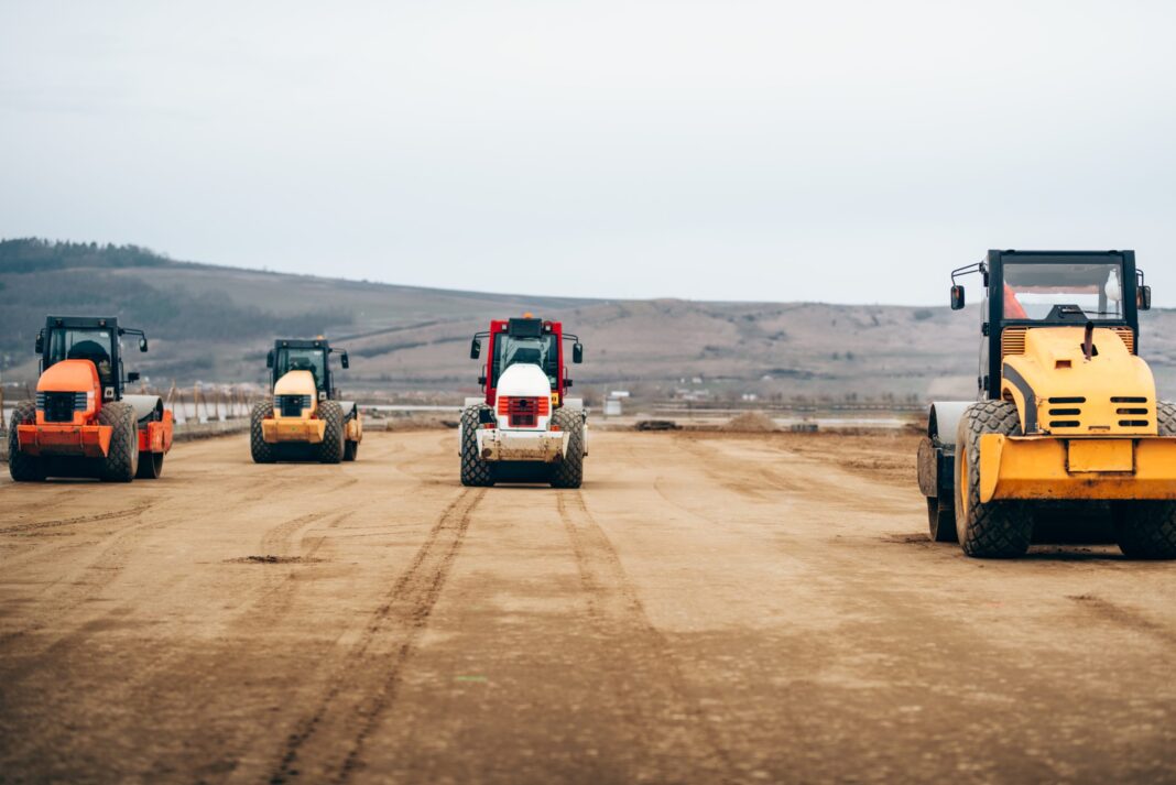 Se fac investiții în fabrici și uzine, se construiesc noi cartiere rezidențiale, zeci de noi kilometri de autostrăzi