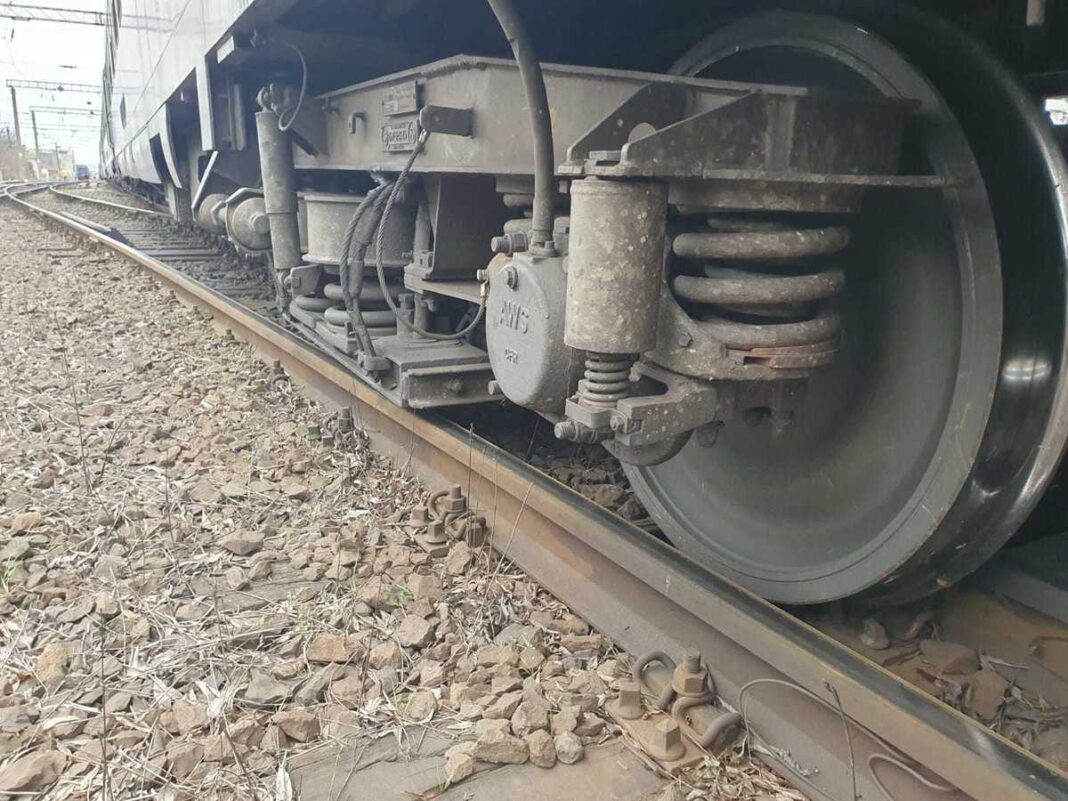 Vagon al unui tren de călători, deraiat în staţia Şag, judeţul Timiş