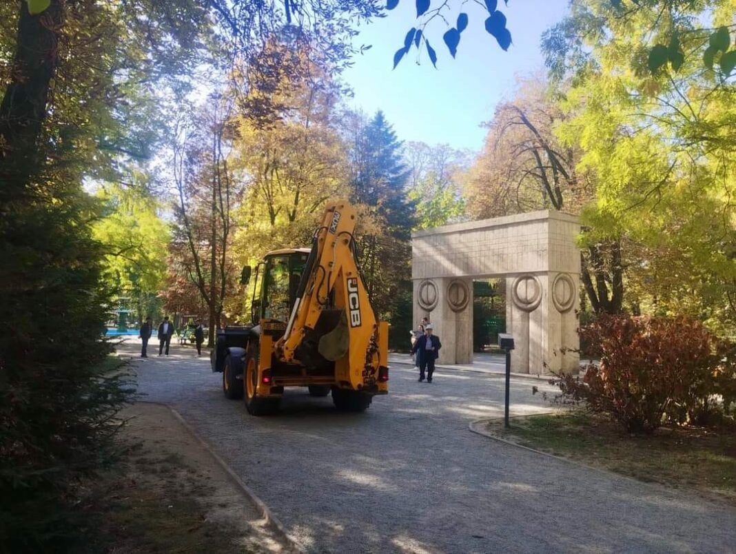 Târgu Jiu: Buldoexcavator lângă Poarta Sărutului, monument din Patrimoniul UNESCO