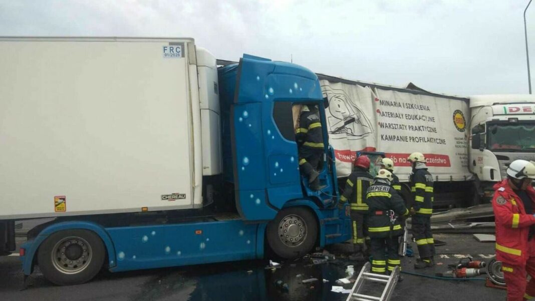 Accident mortal pe autostrada A1, lângă Arad. Două TIR-uri și un autoturism s-au ciocnit