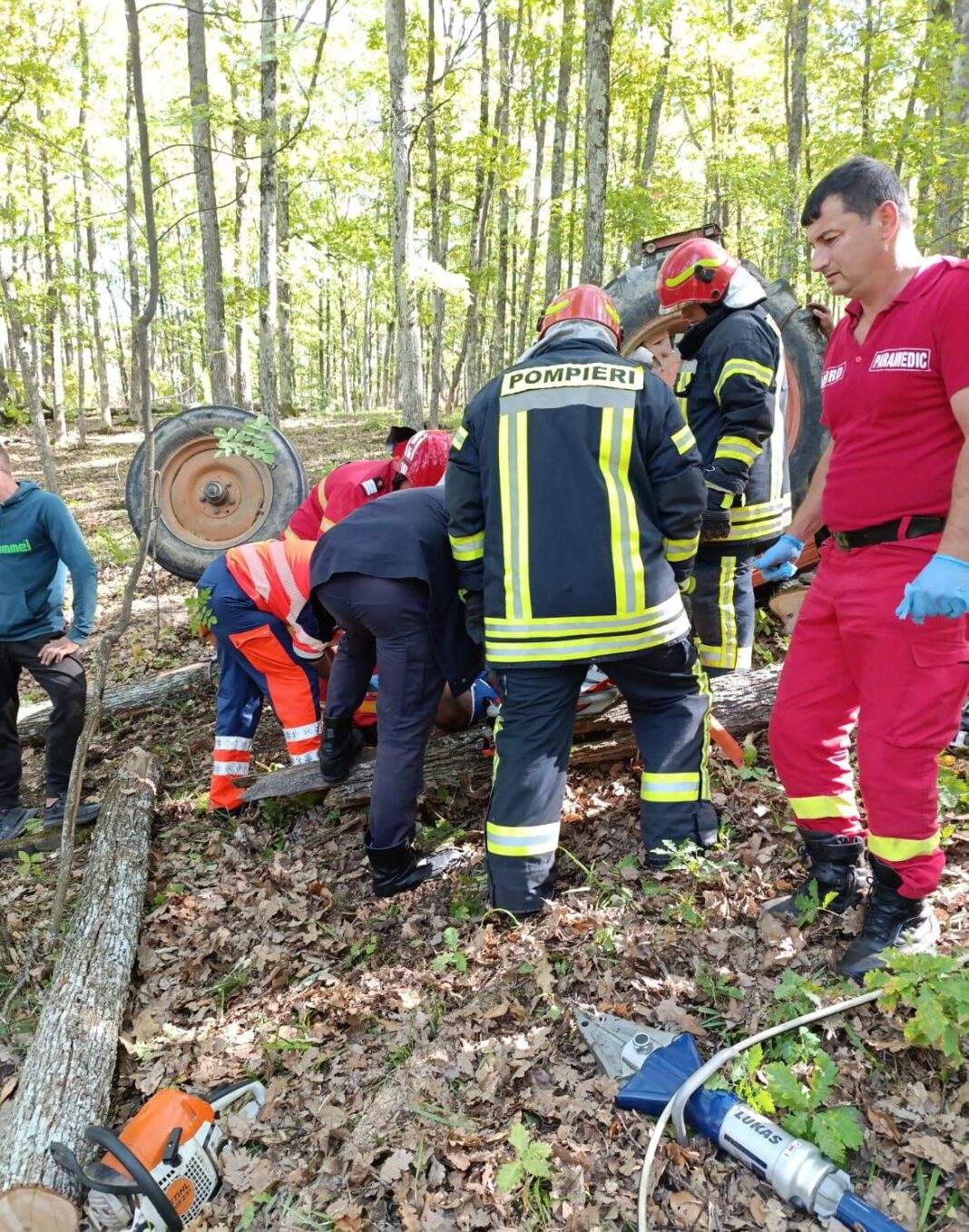 Bărbat prins sub un tractor la Stejari