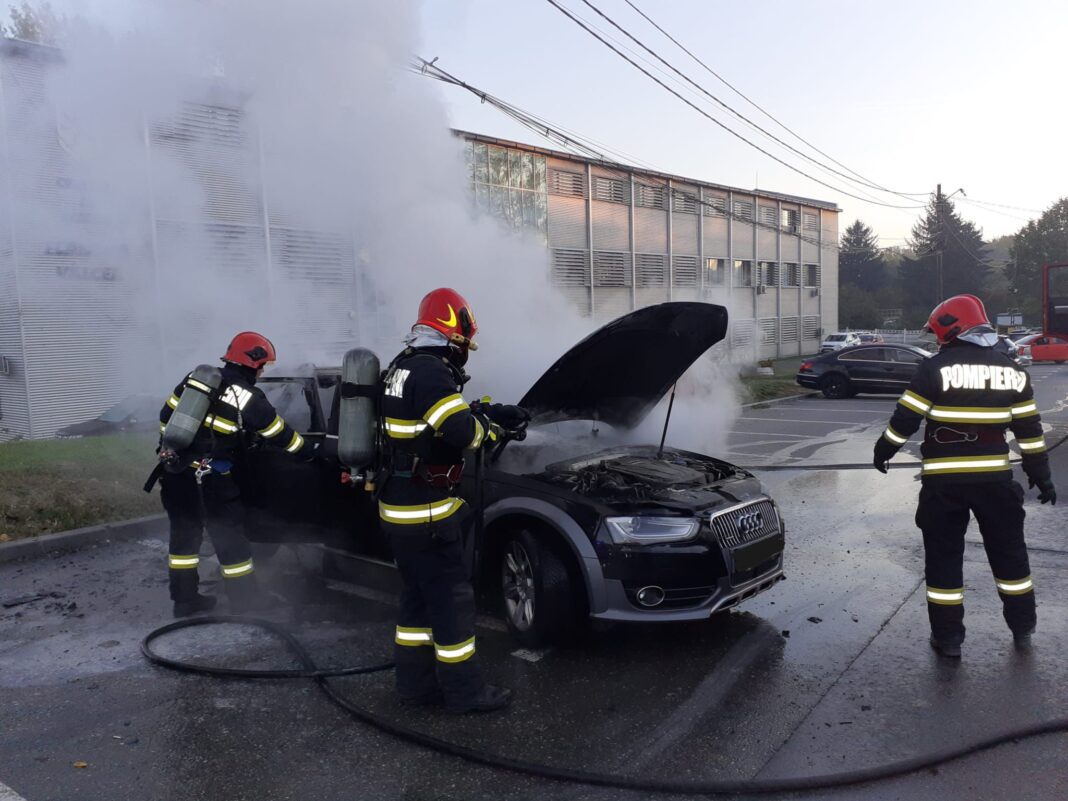 Autoturism cuprins de flăcări în Râmnicu Vâlcea