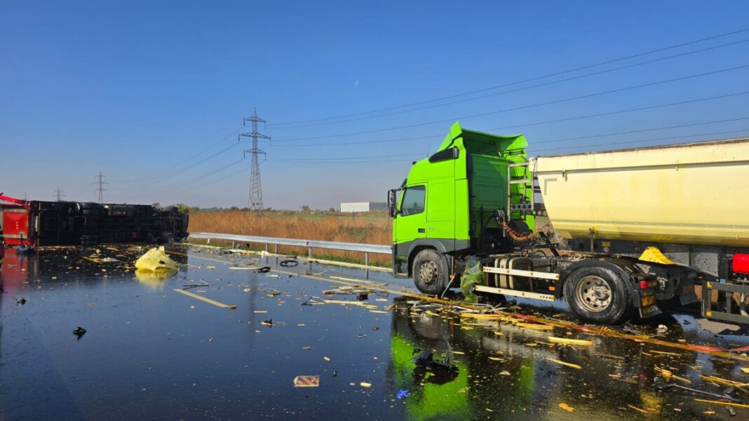 Un mort şi trei răniţi într-un accident în care au fost implicate trei TIR-uri