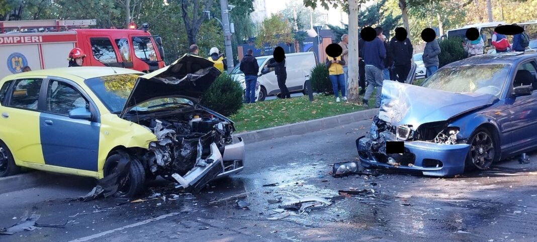 Şofer rănit după ce două maşini s-au ciocnit. Celălalt şofer a fugit de la locul accidentului