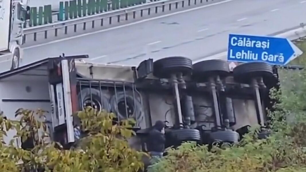 Un copil a murit, iar tatăl lui a fost grav rănit după ce s-au răsturnat cu TIR-ul într-o curbă