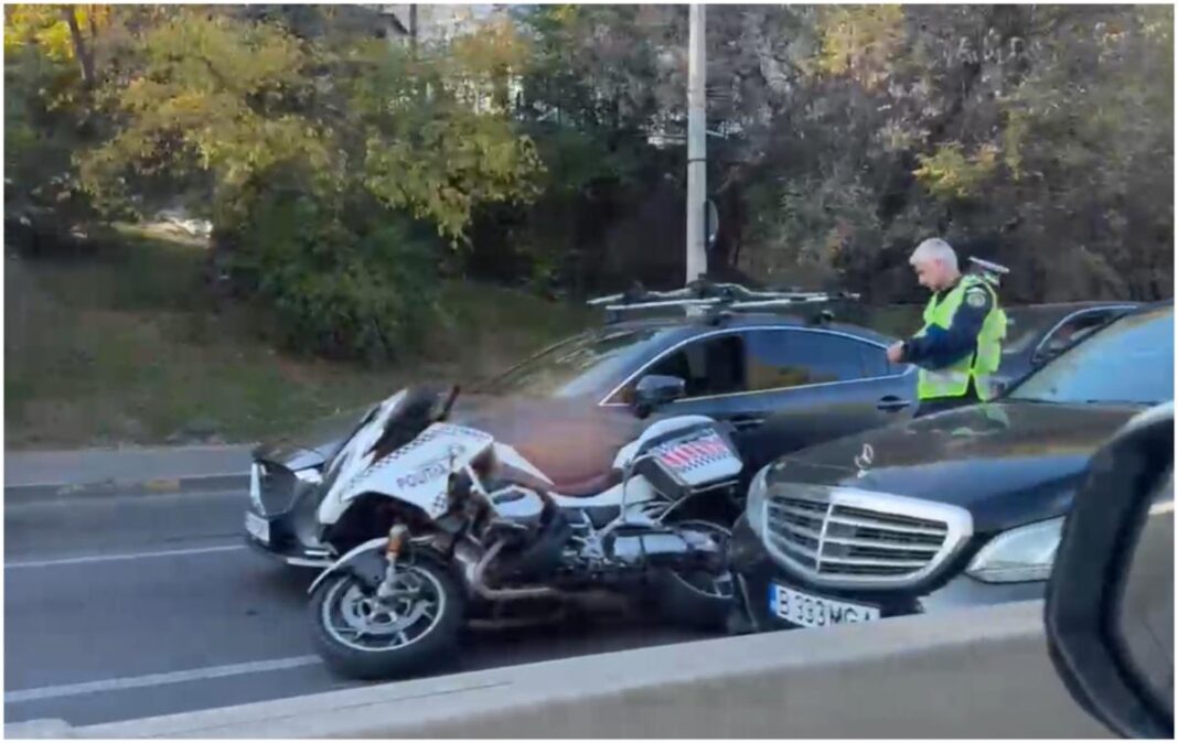 Poliţist pe motocicletă, lovit de un autoturism