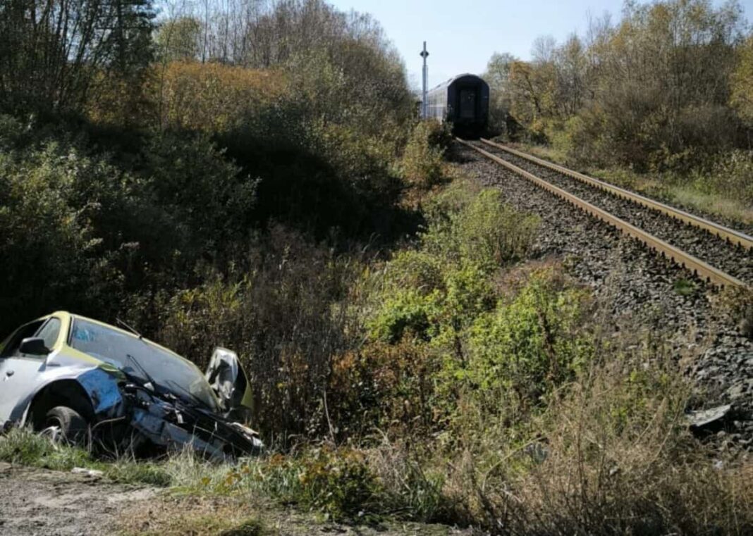 Şofer rănit după ce maşina sa a fost lovită de tren