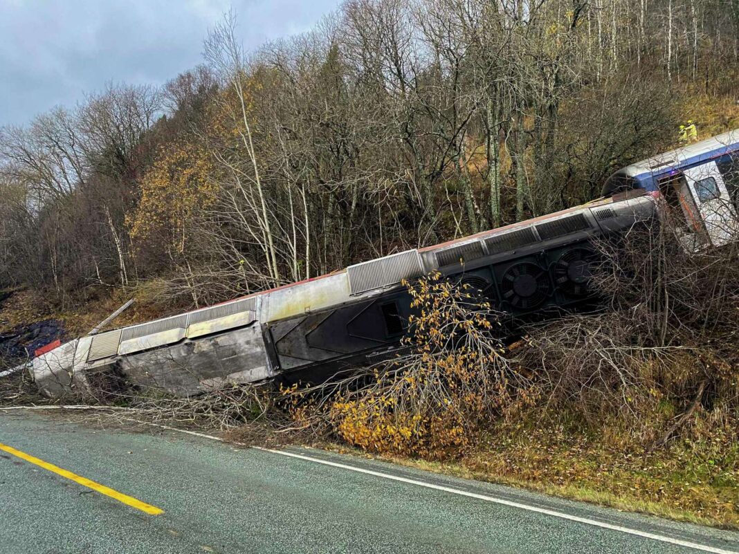 Un tren de persoane a deraiat din cauza unei alunecări de teren, în Norvegia