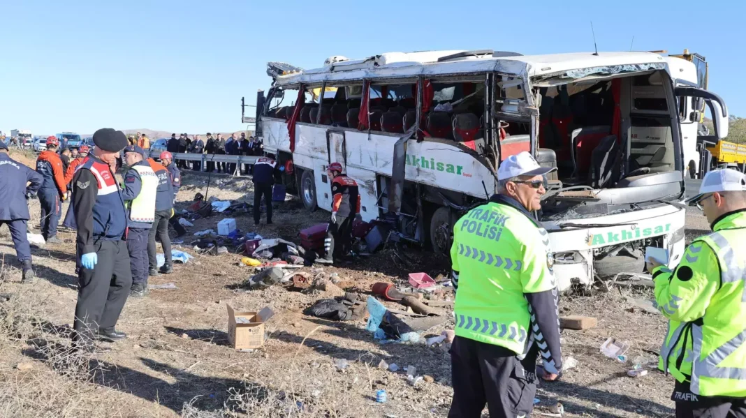 Şase morţi şi 34 de răniţi după ce un autobuz s-a răsturnat în Turcia