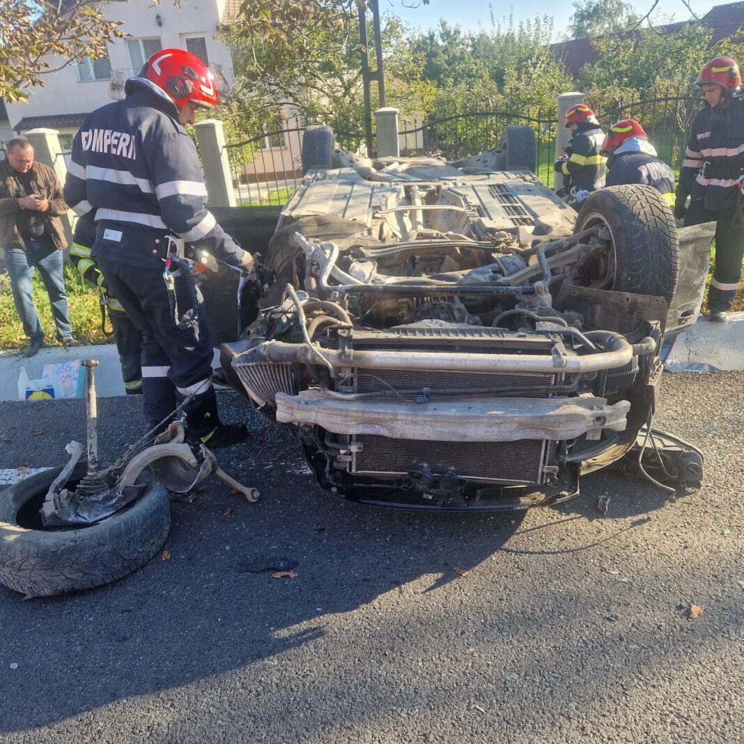 Doi copii mici şi doi adulţi, răniţi după ce s-au răsturnat cu maşina