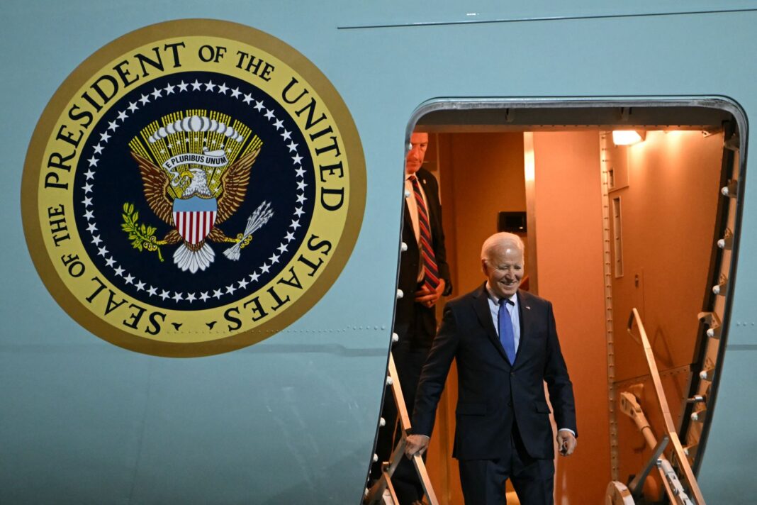 Președintele american Joe Biden debarcă de la Air Force One la sosirea pe aeroportul Berlin-Brandenburg (BER) din Schoenefeld, la sud-estul capitalei Germaniei