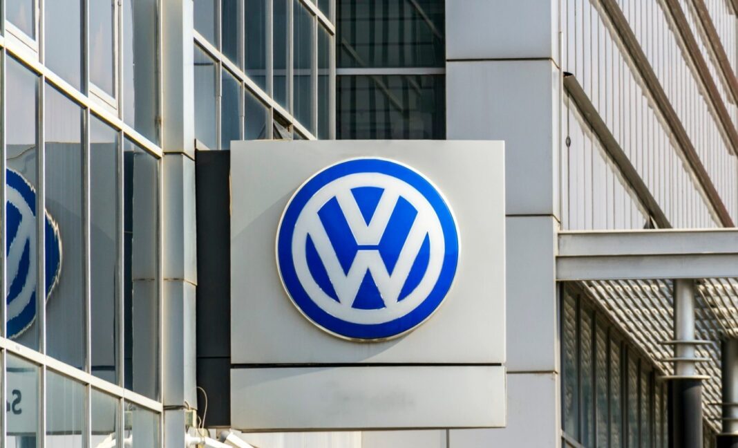 Zeci de mii de locuri de muncă, desființate după ce Volkswagen va închide „cel puțin trei” fabrici din Germania