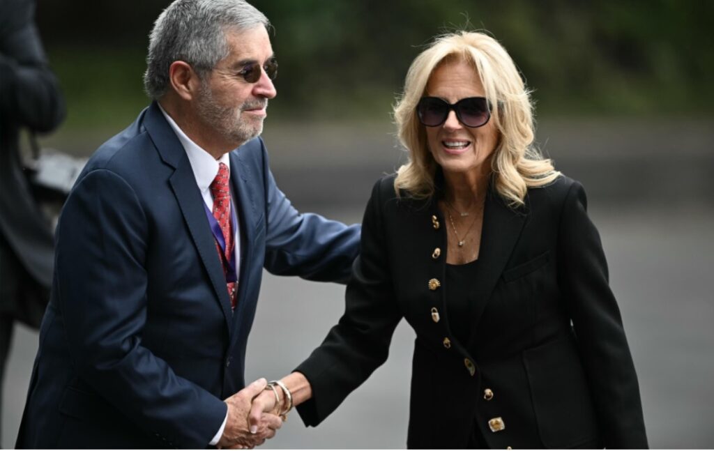 Prima doamnă a SUA, Jill Biden, a fost întâmpinată la ceremonia de inaugurare de către viitorul secretar de externe al Mexicului, Juan Ramon de la Fuente