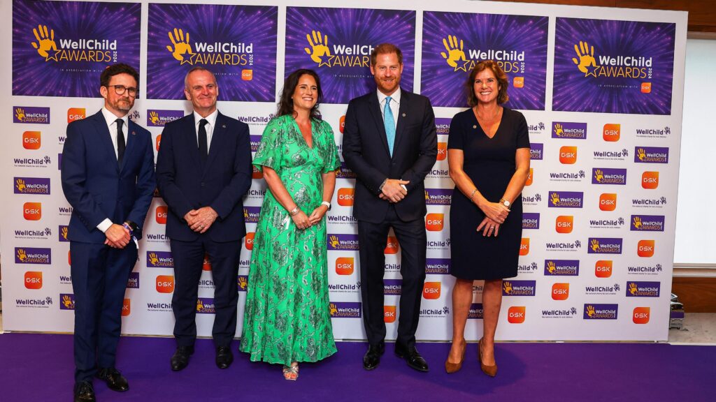 Prințul Harry pozează cu directorul general de la Royal Lancaster Hotel Sally Beck, CEO-ul WellChild Matt James, președintele administratorilor WellChild Craig Hatch, SVP Global Communications GSK și CEO Office Sally Jackson