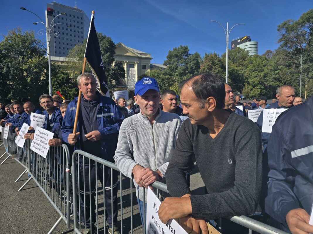 Sute de mineri din CEO protestează în fața Guvernului