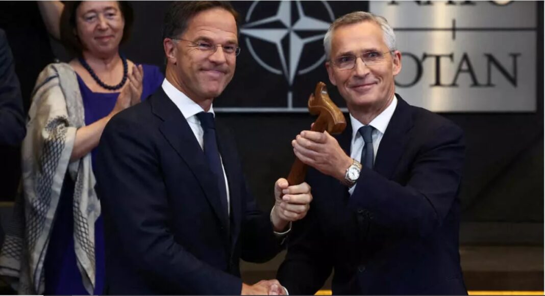 Jens Stoltenberg (dreapta) predă conducerea NATO noului secretar general al alianței militare, Mark Rutte, la Bruxelles, Belgia, 1 octombrie 2024. (Foto: Yves Herman, Reuters)