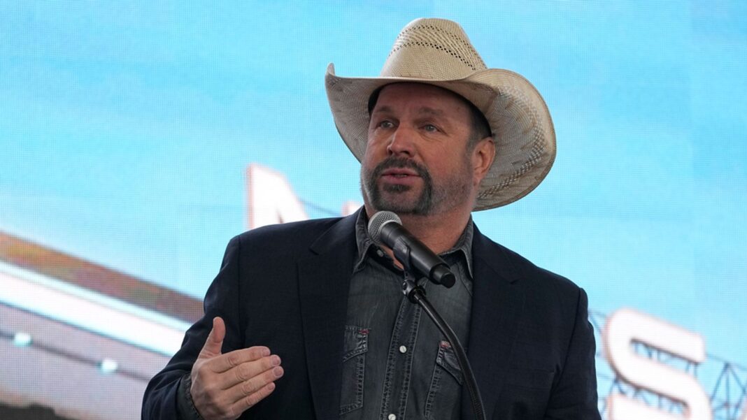 Garth Brooks, starul muzicii country acuzat de viol de către fosta coafeză și cosmeticiană