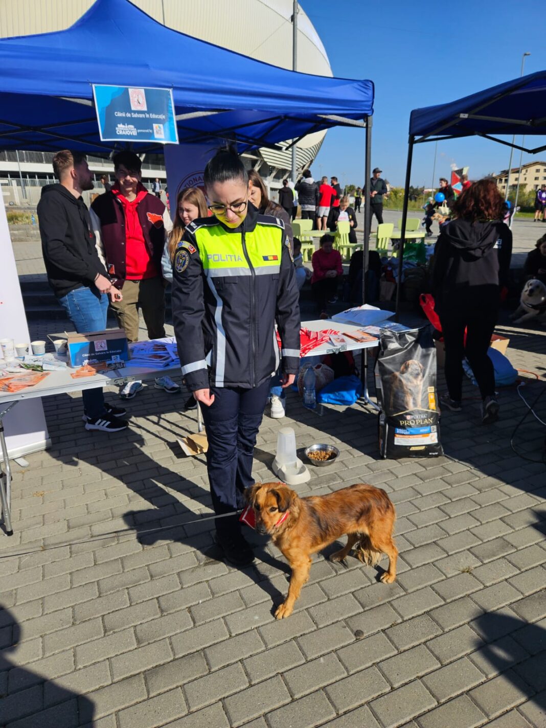 Polițiștii Biroului pentru Protecția Animalelor Dolj au desfășurat activități de conștientizare la Semimaratonul Craiovei