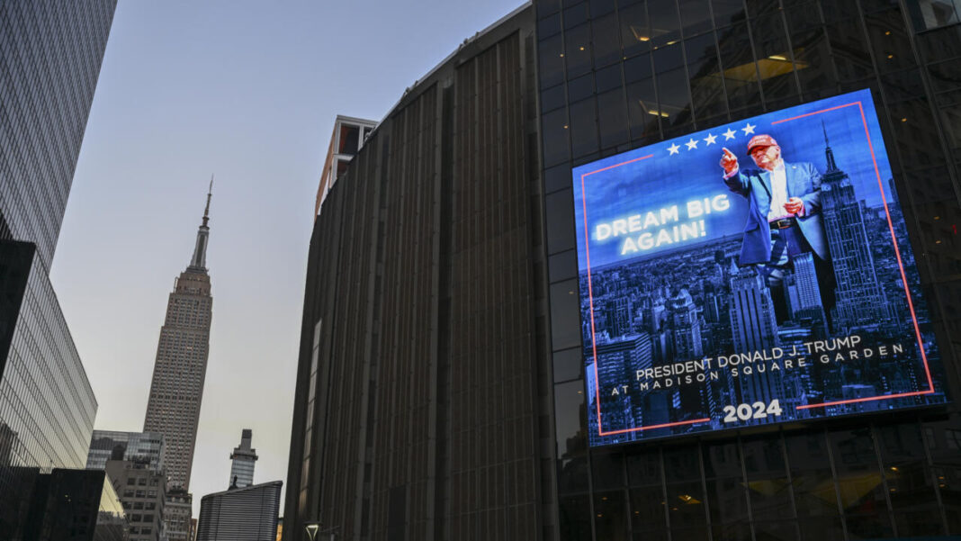 Ecran care anunță sosirea lui Donald Trump la Madison Square Garden, 27 octombrie 2024, la New York