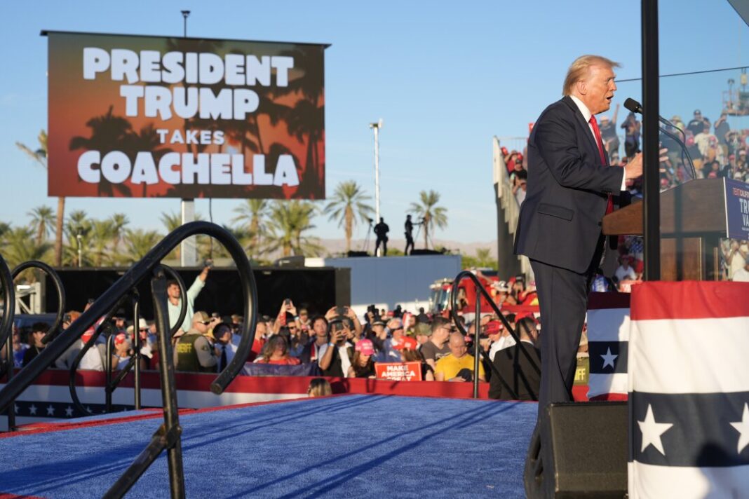 Fostul președinte Donald Trump, nominalizat republican la președinție, vorbește la un miting de campanie la Calhoun Ranch, sâmbătă, 12 octombrie 2024, în Coachella, California (AP Photo/Alex Brandon)