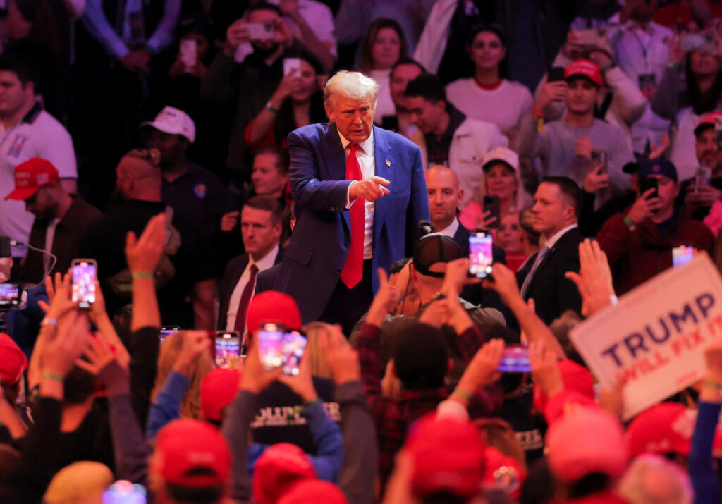 Candidatul republican la președinție și fostul președinte al SUA, Donald Trump, pe scenă în timpul unui miting de la Madison Square Garden, la New York, 27 octombrie 2024