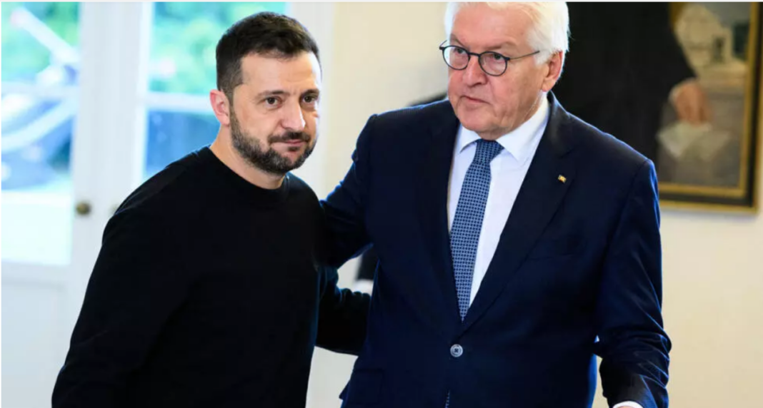 Președintele Germaniei, Frank-Walter Steinmeier, îl întâmpină pe președintele ucrainean Volodymyr Zelensky, când sosește pentru o vizită la Palatul prezidențial Bellevue din Berlin, pe 11 octombrie 2024. (AFP - BERND VON JUTRCZENKA)