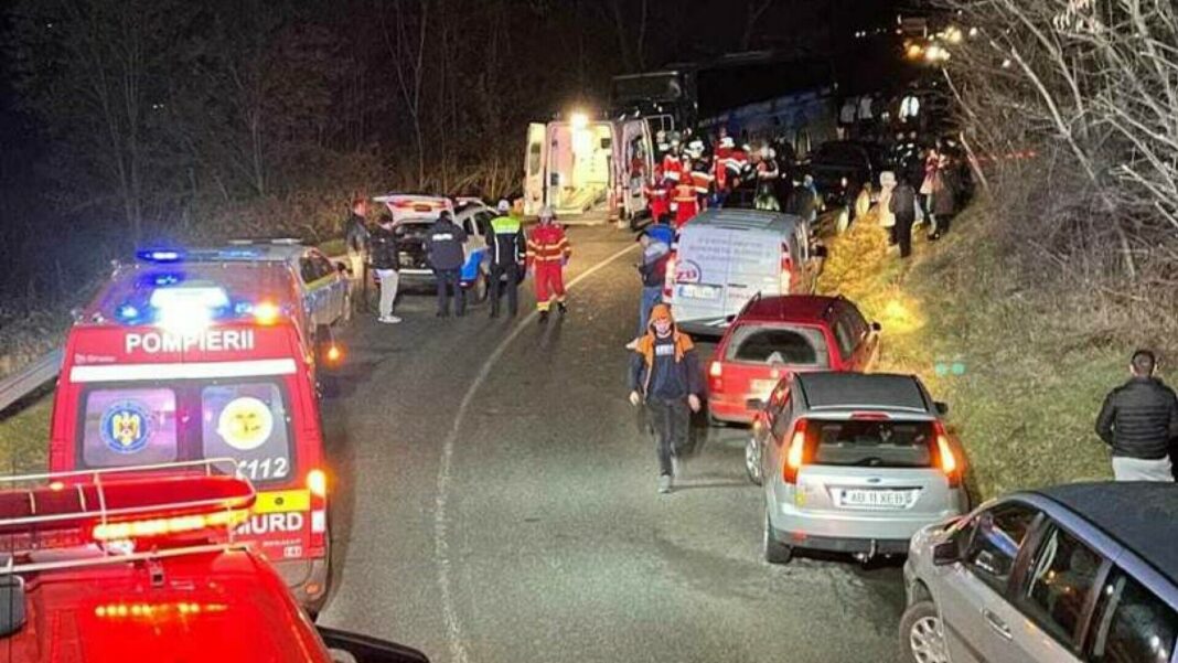 Autocar cu 42 de persoane, implicat într-un accident grav. A fost activat Planul Roșu