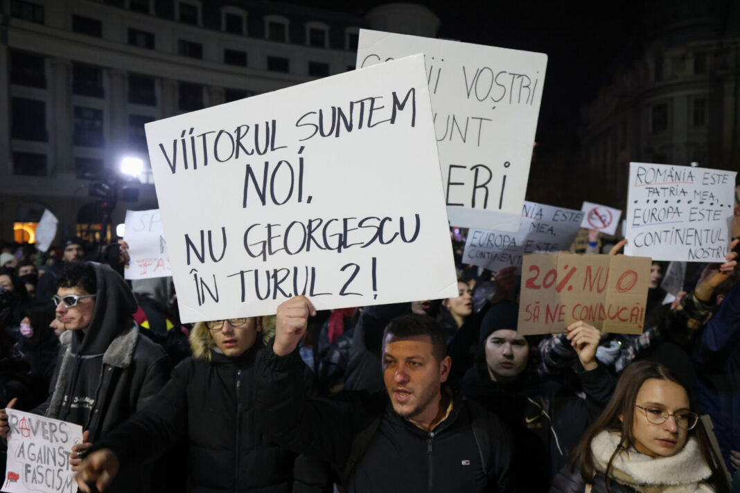 Sute de persoane protestează față de candidatul Călin Georgescu în Piața Universității din București (Inquam Photos/George Călin)