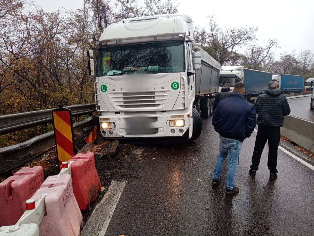 Vâlcea: Un TIR a intrat într-un parapet la Goleşti. Traficul este blocat