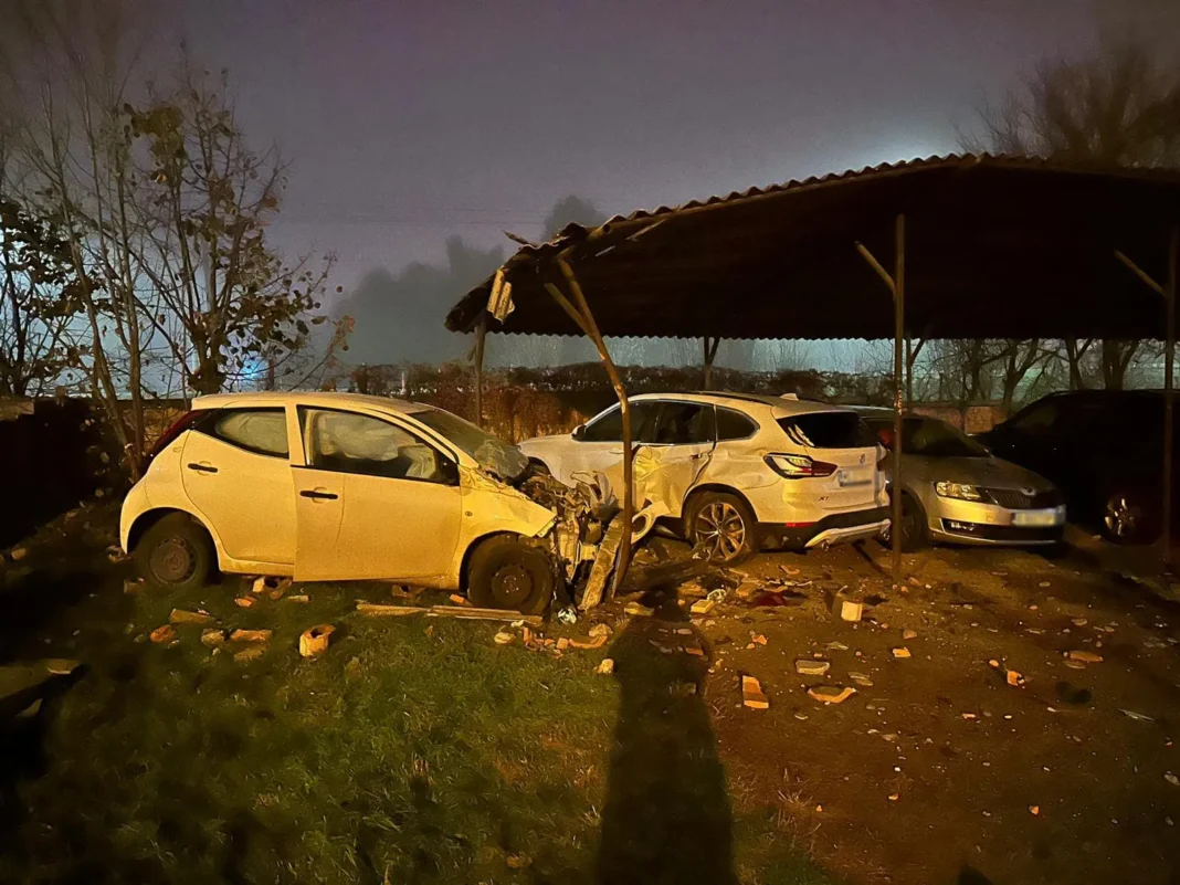 Un şofer a trecut cu autoturismul prin gardul Serviciului de Ambulanţă Mureş, a lovit patru maşini şi o ţeavă de gaz şi a fugit