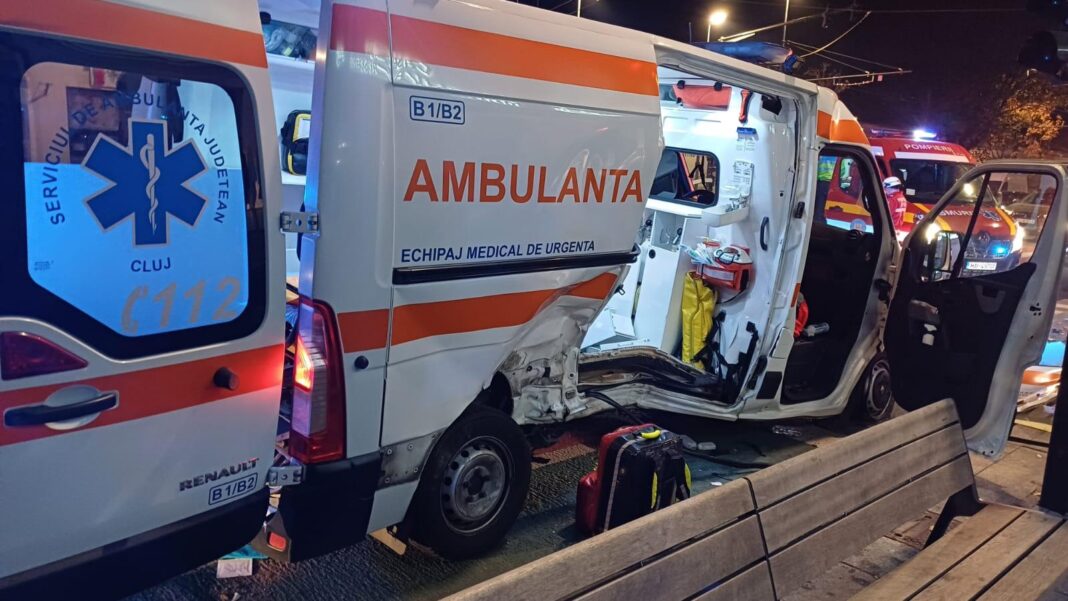 Doi răniţi într-un accident în care au fost implicate o ambulanţă, un autobuz şi un autoturism