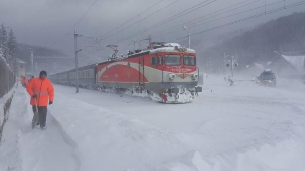 Circulaţia mai multor trenuri, afectată din cauza cauza condițiilor meteo