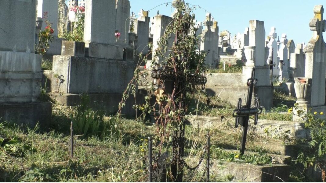 Bătrân strivit de o cruce într-un cimitir din Cluj