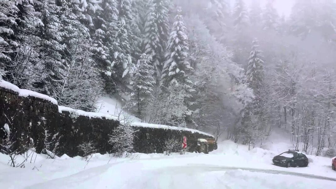 Drumul spre Cota 1400 din Sinaia, închis din cauza ninsorii abundente