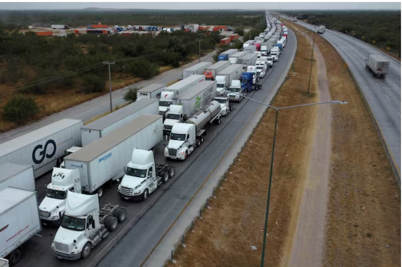 O imagine cu dronă arată camioane care așteaptă la coadă pentru a trece în Statele Unite lângă controlul vamal de frontieră de la World Trade Bridge, în Nuevo Laredo, Mexic, 26 noiembrie 2024 (REUTERS/Daniel Becerril)