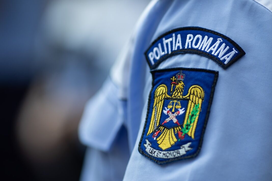 Trei poliţişti, acuzaţi că nu au cercetat un scandal