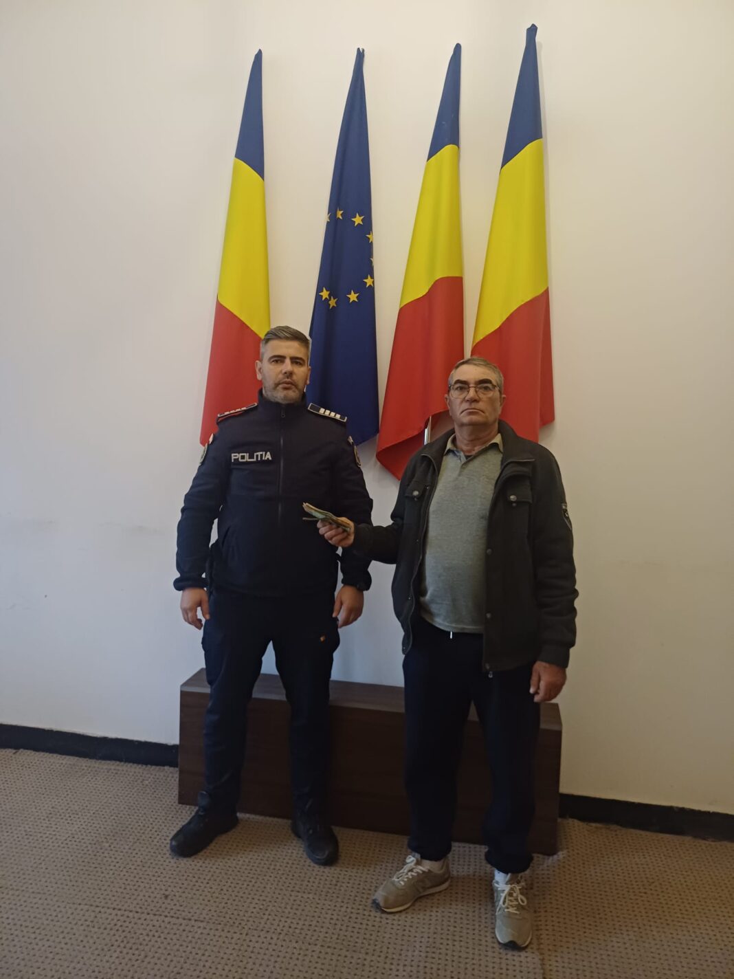 Portofel cu bani pierdut, găsit de un om de bine și predat polițiștilor