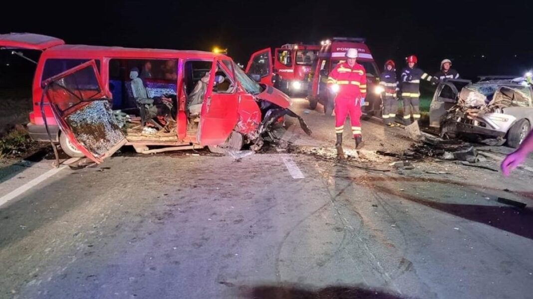 Un microbuz şi un autoturism, implicate într-un accident. Şapte persoane, rănite