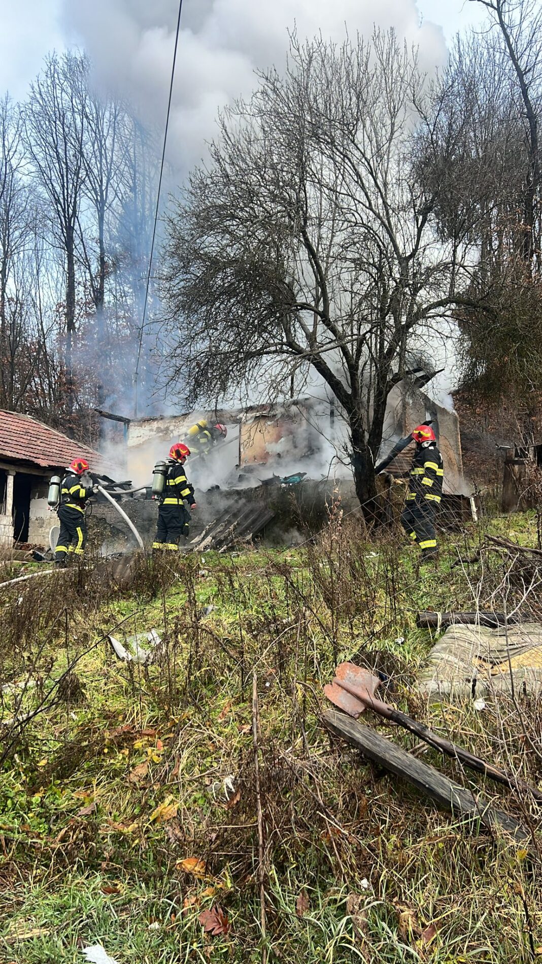 La sosirea forțelor de intervenție incendiul se manifesta generalizat la întreaga locuință cu suprafața de cca 25 de mp