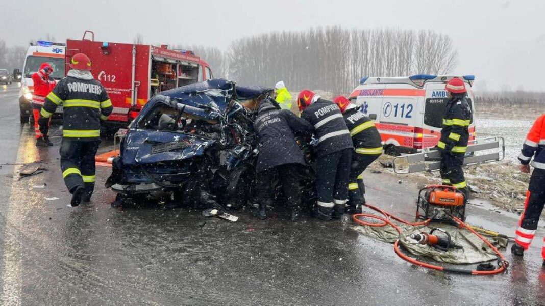 O femeie și fiul ei au murit după ce mașina cu care călătoreau a derapat și a lovit o ambulanță