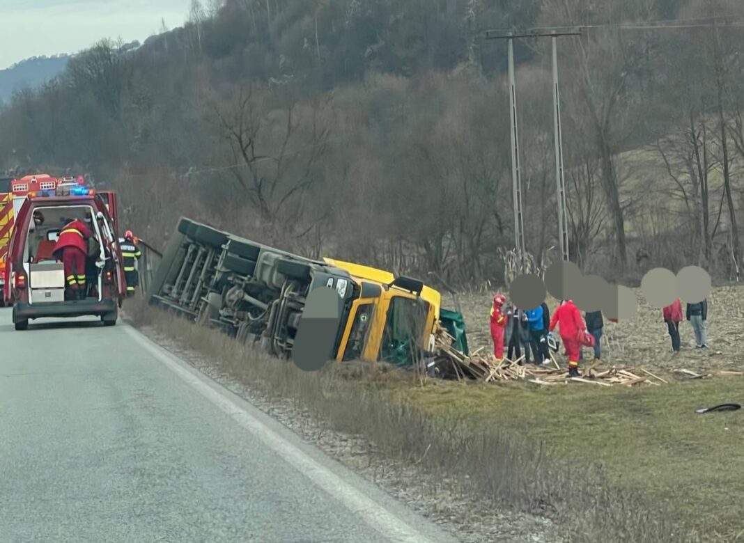 Un mort şi un rănit în urma coliziunii dintre un autoturism şi un TIR