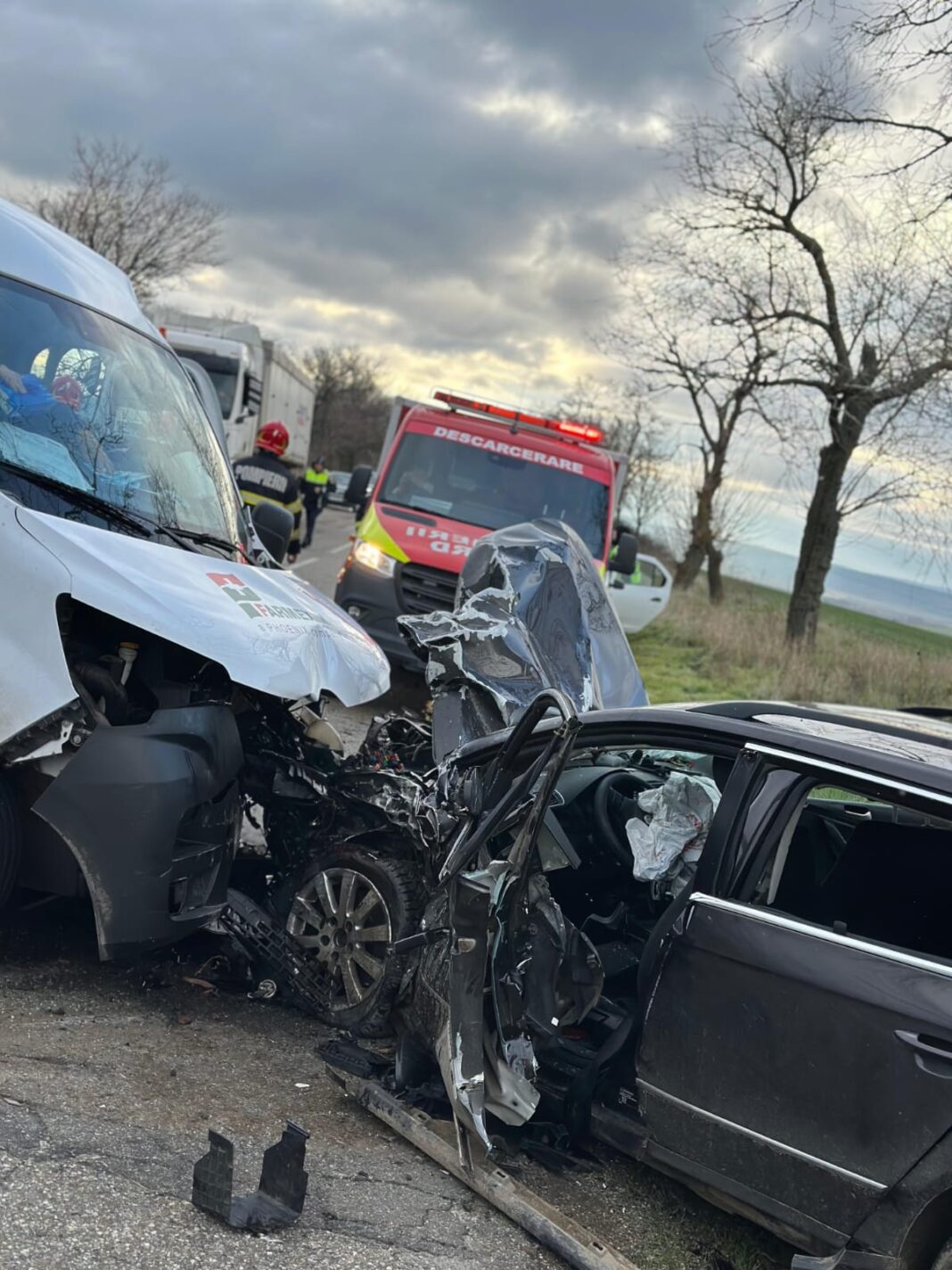 Patru persoane au fost rănite, una dintre ele murind ulterior la spital, după ce au intrat cu maşina într-o dubiţă. Accidentul rutier s-a produs joi dimineaţă